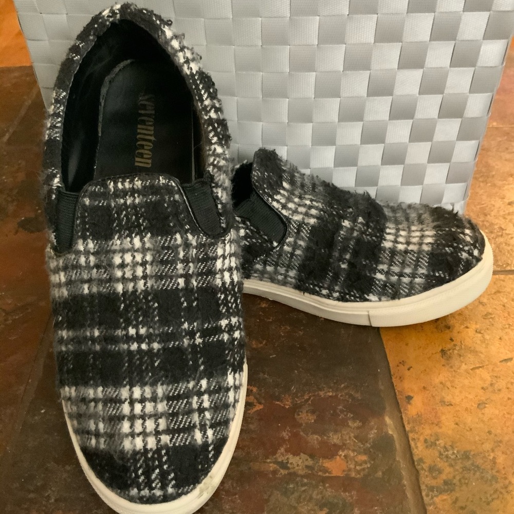 Seventeen Black and white plaid slide on flats